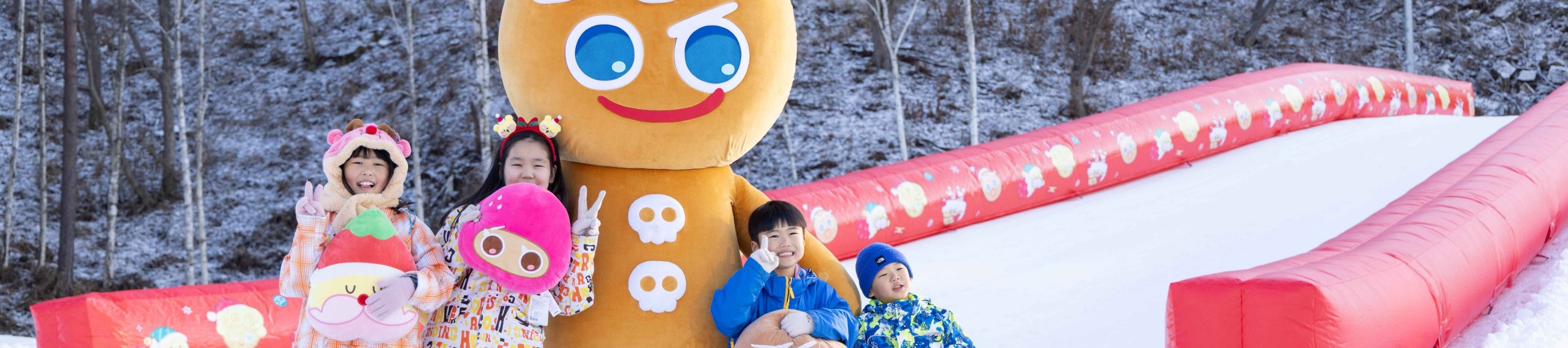 橡樹谷滑雪公園《跑跑薑餅人》見面會——與勇敢薑餅人合影,孩子們還能體驗雪橇樂趣。 橡樹谷滑雪公園《跑跑薑餅人》見面會——與勇敢薑餅人合影,孩子們還能體驗雪橇樂趣。