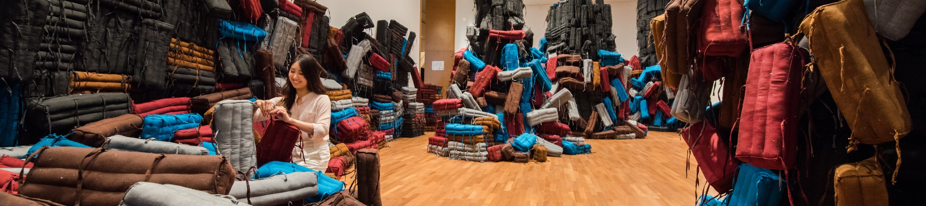 碧娜里．桑比塔 《房屋在崩塌》 2017 年 
新加坡「晝夜璀璨藝術節」現場，攝於 2018 年 © 碧娜里．桑比塔 
圖片由新加坡國家美術館提供