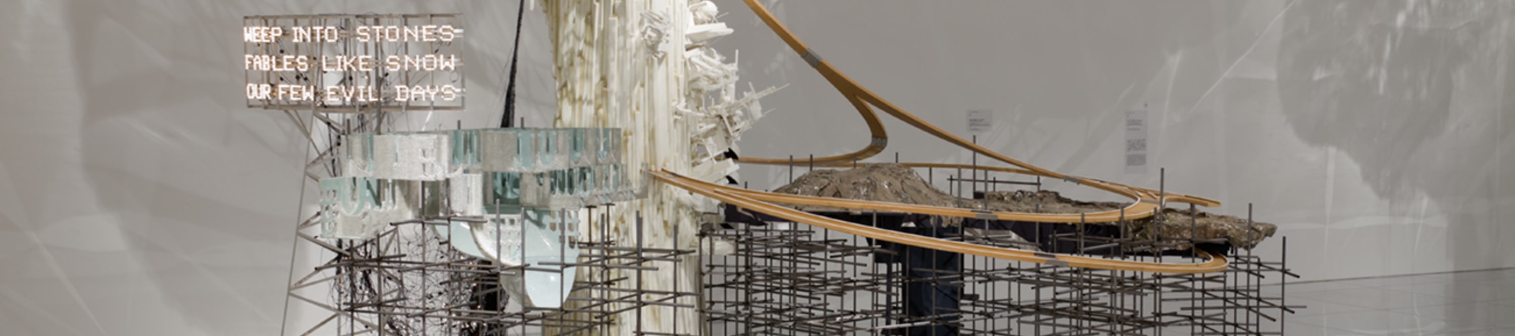 李昢 ，《我的宏大敘事：泣淚沾石……》，2005年，東京森
美術館「李昢：來自我，只屬於你」展覽現場，2012年，
HITEJINRO Co., Ltd. 藏 ，© 李昢，攝影：渡邊修，圖片由
藝術家及森美術館提供