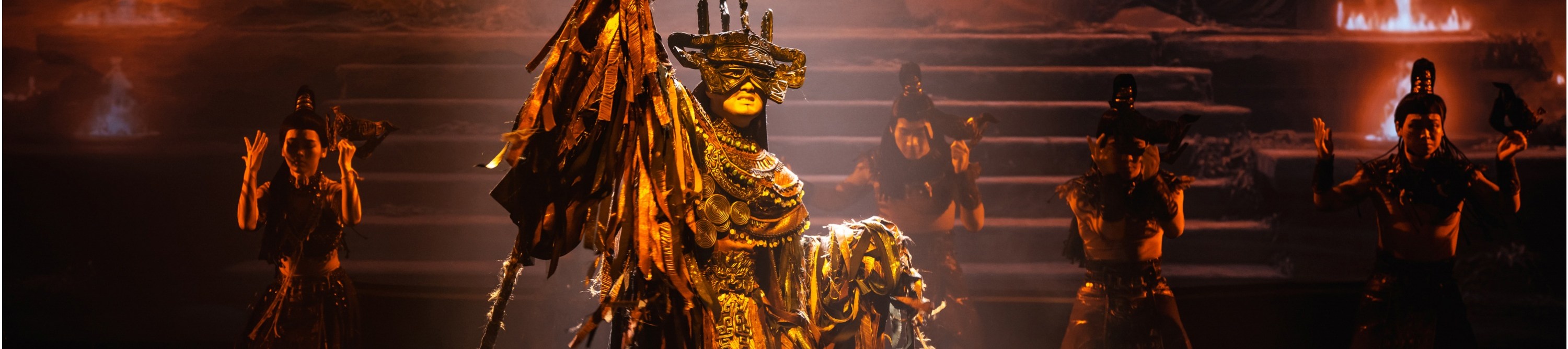 華麗且充滿遠古祭祀風格服飾的表演者,手持神秘的牛角道具,盡情展現著充滿力量感的動作,沉浸在莊重的儀式氛圍中 華麗且充滿遠古祭祀風格服飾的表演者,手持神秘的牛角道具,盡情展現著充滿力量感的動作,沉浸在莊重的儀式氛圍中