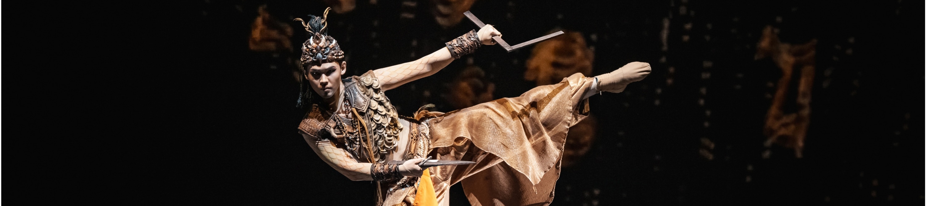 精美紋飾的服飾,華麗頭飾,在黑暗的舞臺背景下,高難度的舞蹈動作手持道具演繹,每一個姿態都充滿了力量與美感 精美紋飾的服飾,華麗頭飾,在黑暗的舞臺背景下,高難度的舞蹈動作手持道具演繹,每一個姿態都充滿了力量與美感