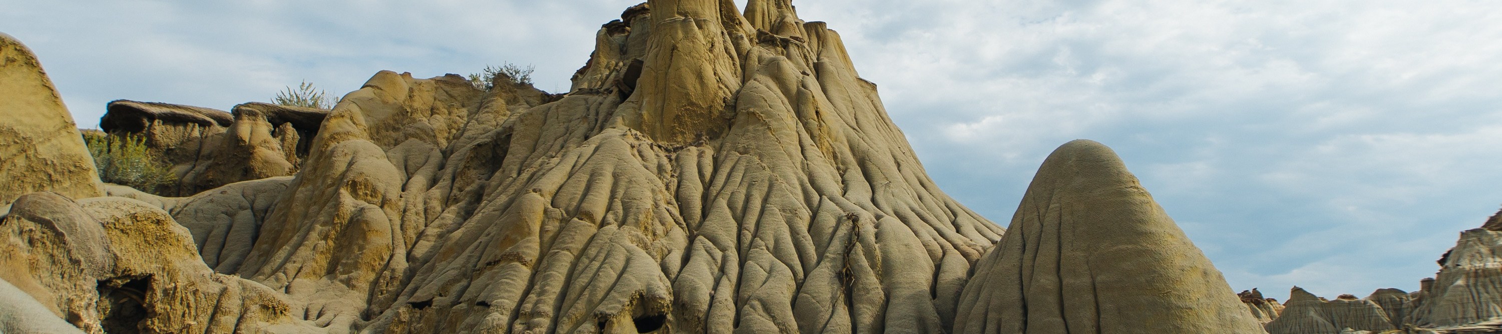 Drumheller 不祥之物是國際公認的艾伯塔荒地標誌。由來自馬蹄峽谷地層的沙子和粘土組成，堅固、堅固的頂石保護著較軟的底層底部，形成其獨特的蘑菇狀形狀。