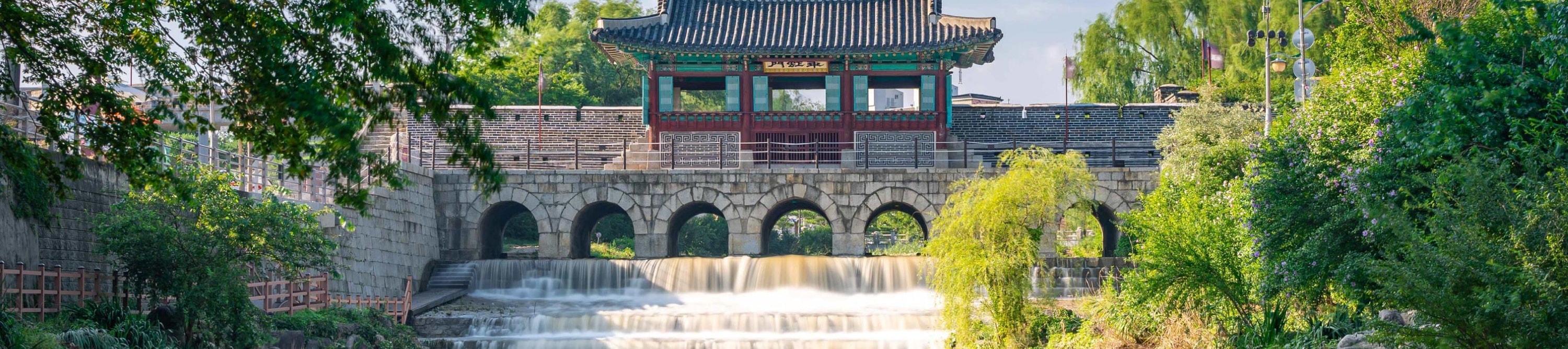 這座堡壘可以欣賞到水原和周圍景觀的壯麗全景