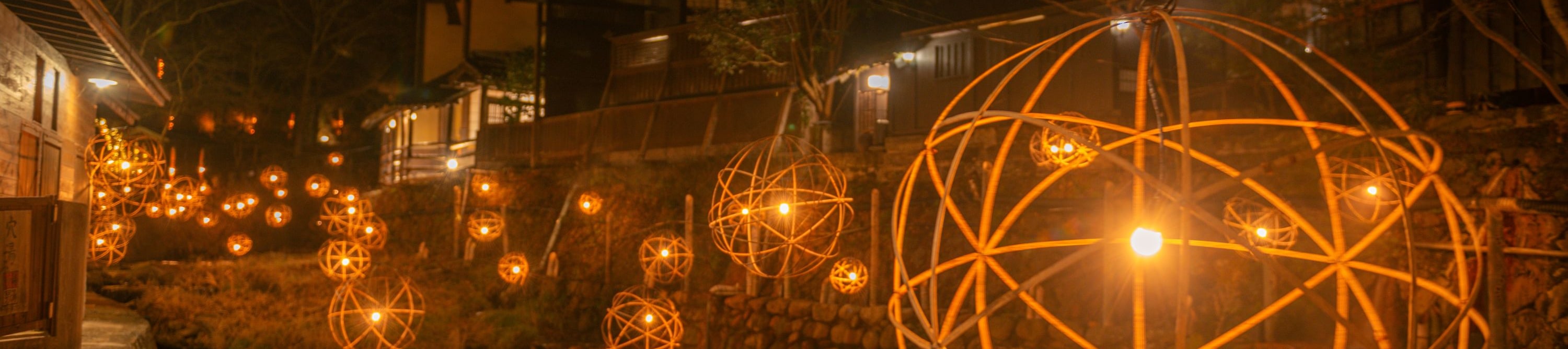 【10月至3月】體驗歷史悠久的溫泉小鎮道地氛圍,在美麗的傳統旅館間享受獨特的「溫泉巡禮」樂趣。 【10月至3月】體驗歷史悠久的溫泉小鎮道地氛圍,在美麗的傳統旅館間享受獨特的「溫泉巡禮」樂趣。