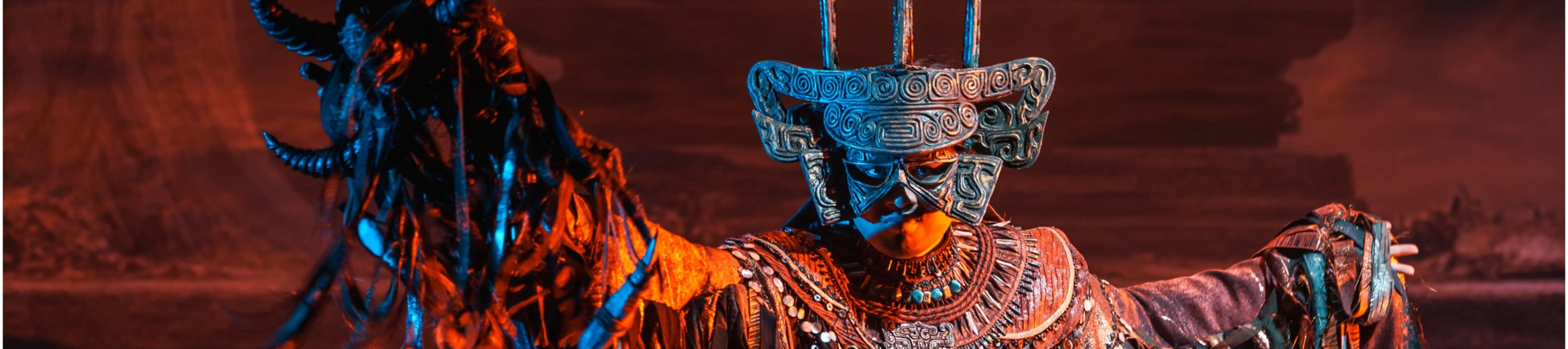 身著極具金屬質感與圖騰裝飾的服飾,頭戴帶有尖刺的面具,在紅藍色光影交錯的神秘場景中,盡情展現著充滿力量感的動作 身著極具金屬質感與圖騰裝飾的服飾,頭戴帶有尖刺的面具,在紅藍色光影交錯的神秘場景中,盡情展現著充滿力量感的動作