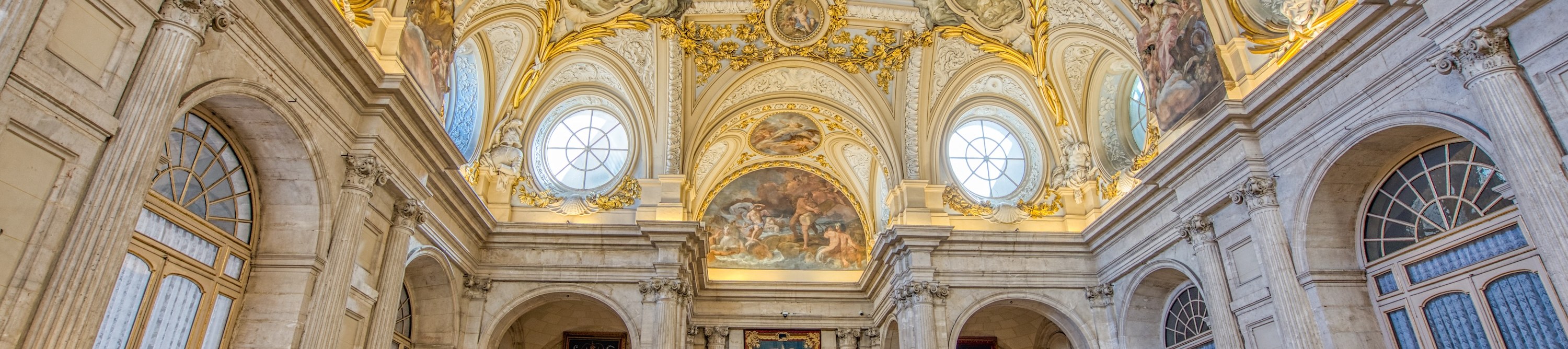 走進皇宮，欣賞其宏偉的大廳，大廳內裝飾著華麗的壁畫和金色細節