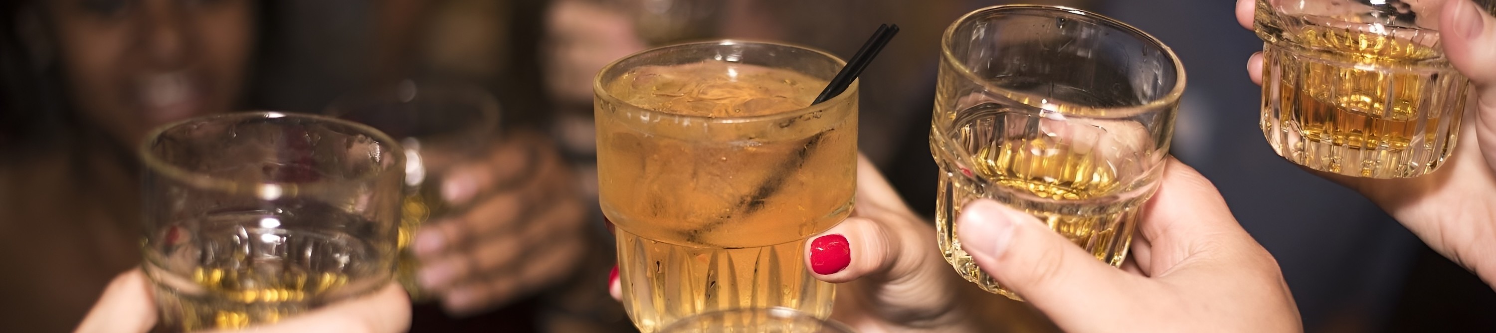 在現金吧享用飲品