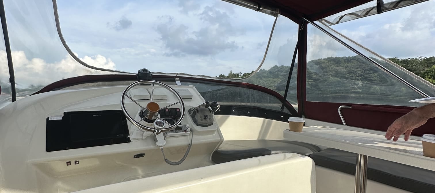 Yacht Charter to Lazarus Island