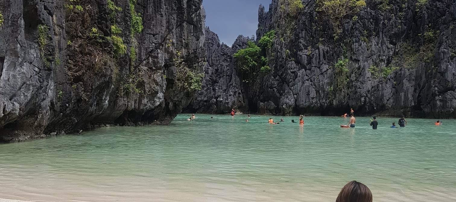 在原始的白色沙灘上放鬆身心，欣賞愛妮島C線之旅（El Nido’s Tour C）迷人的石灰岩懸崖和清澈的海水，這裡是拍照和感受純正島嶼氛圍的完美地點。