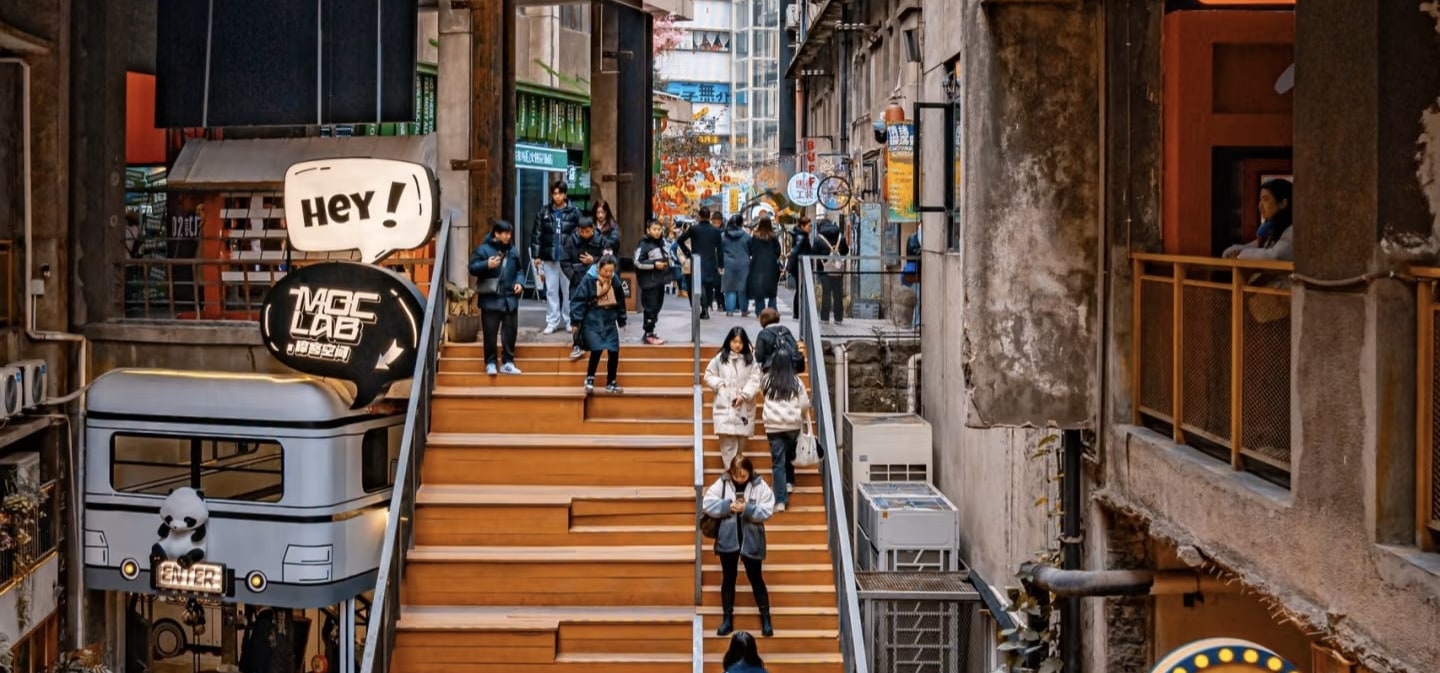 下午四點,到達【鵝嶺二廠】。它是渝中半島的最高處。在鵝嶺二廠,可以欣賞到長江和嘉陵江的美景,還可以感受到重慶的現代潮流文化,一起打卡《從你的全世界路過》拍攝地。 下午四點,到達【鵝嶺二廠】。它是渝中半島的最高處。在鵝嶺二廠,可以欣賞到長江和嘉陵江的美景,還可以感受到重慶的現代潮流文化,一起打卡《從你的全世界路過》拍攝地。