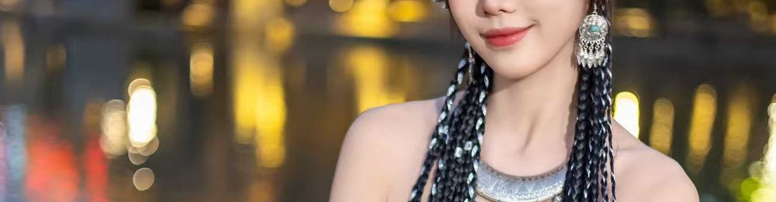 身後是燈火通明的古建長廊,暖黃燈光在水面暈開層層漣漪,她含笑望向鏡頭 身後是燈火通明的古建長廊,暖黃燈光在水面暈開層層漣漪,她含笑望向鏡頭