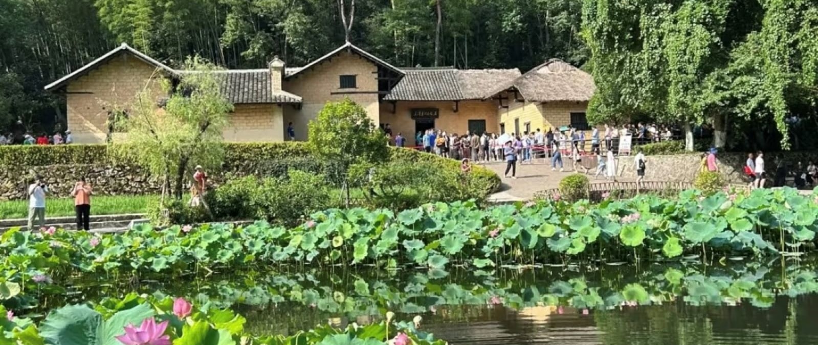 毛澤東同志故居，自由參觀，感受他的童年與成長環境，和偉人一起回憶那些美好的時光！故居內陳設簡樸，展現毛澤東簡樸生活，讓人敬佩其偉大精神~（為了不打擾這份寧靜與尊重，導遊將止步於門外，敬請諒解~）