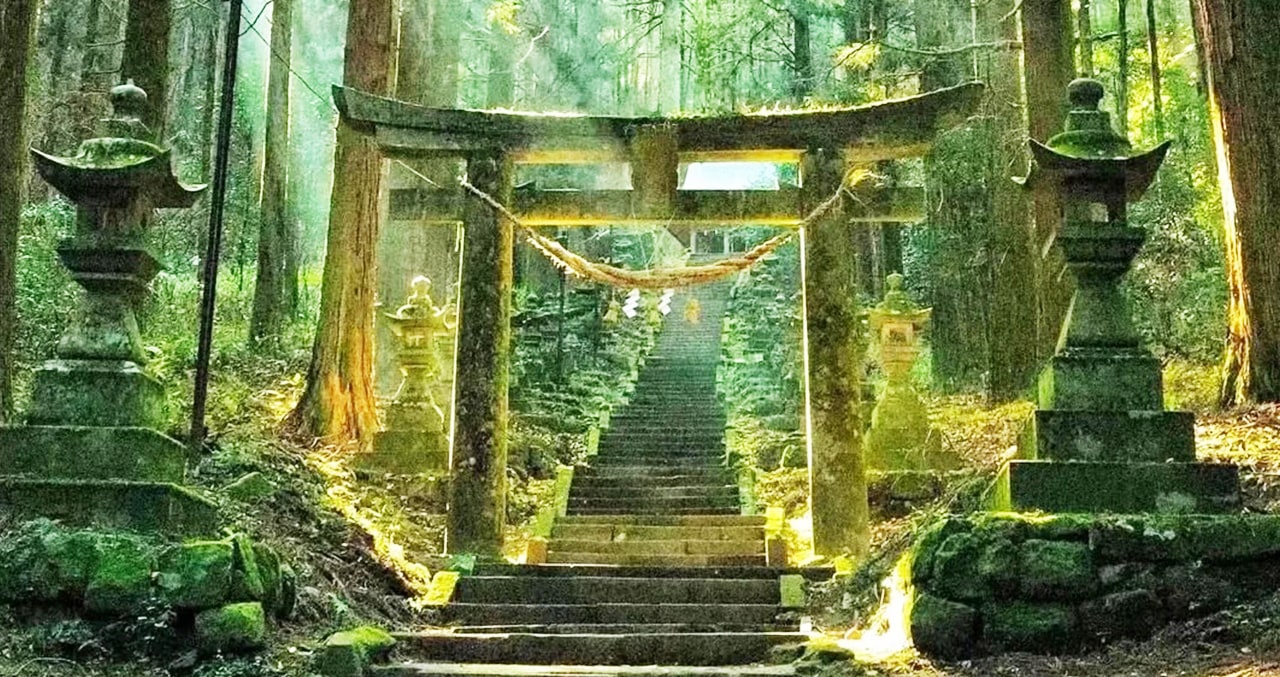 色見熊野座神社靜謐隱匿於蒼翠杉林中,是祈福與感受古老神道文化的絕佳聖地🌲 色見熊野座神社靜謐隱匿於蒼翠杉林中,是祈福與感受古老神道文化的絕佳聖地🌲