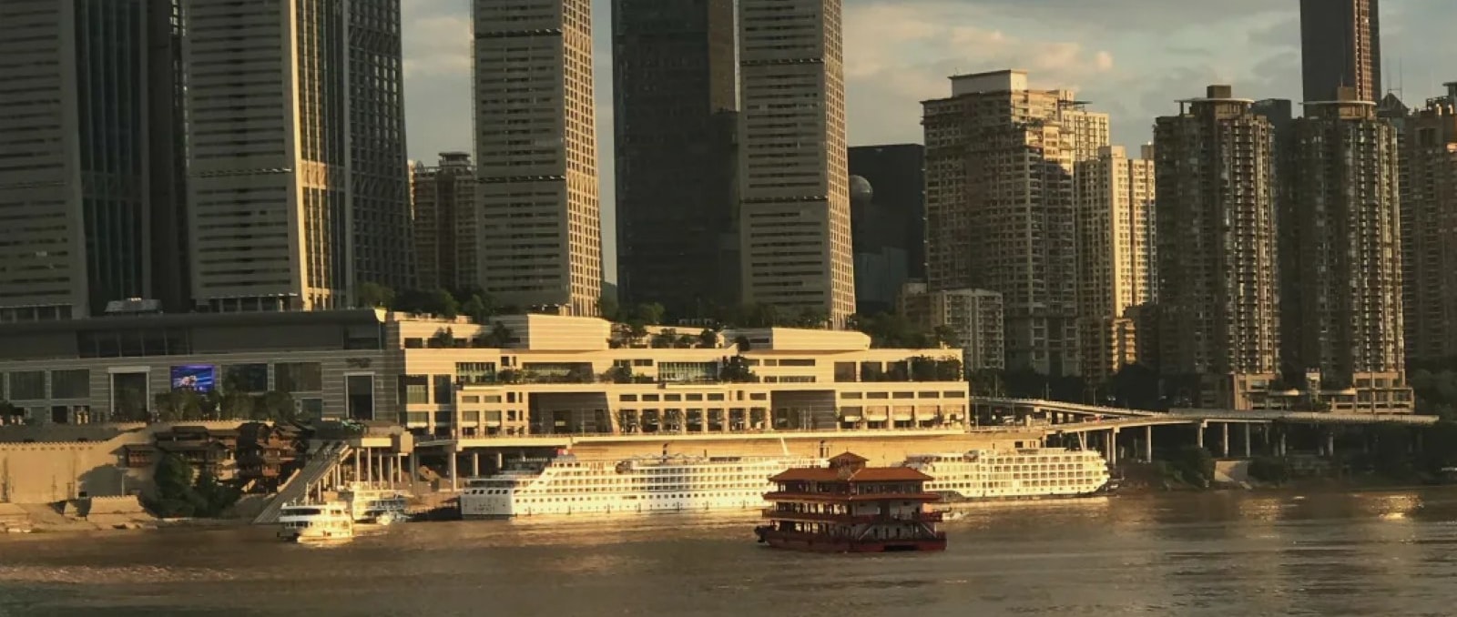 小渡輕舟泛於江面,以時尚年輕活力的姿態為重慶文旅增色 小渡輕舟泛於江面,以時尚年輕活力的姿態為重慶文旅增色