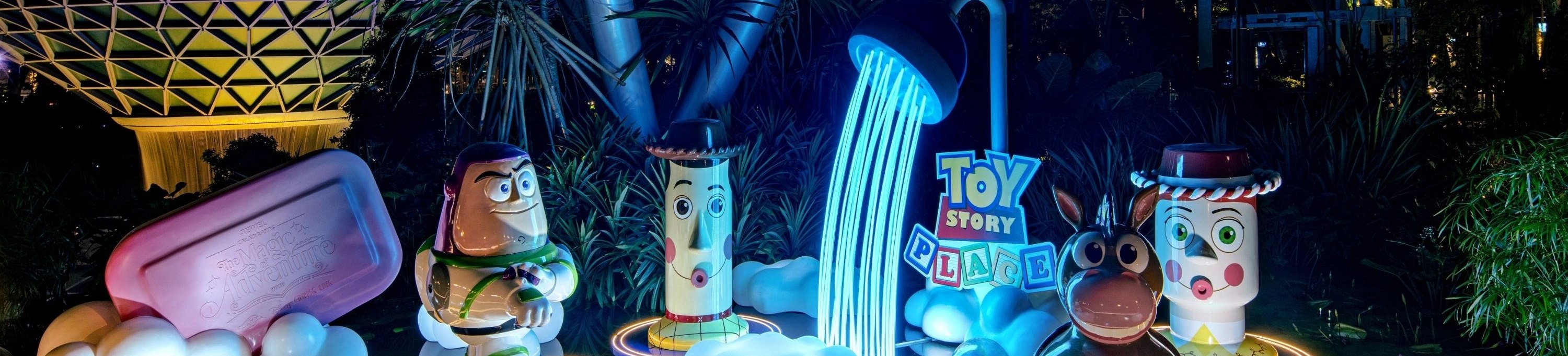 在5樓星空花園探索奇妙的拍照裝置，這些裝置的靈感來源於飛船的主題區域，並以您最喜愛的玩具總動員朋友為特色。