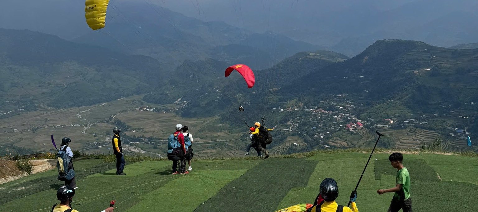 與專業雙人滑翔傘飛行員一起，像鳥兒一樣在空中翱翔