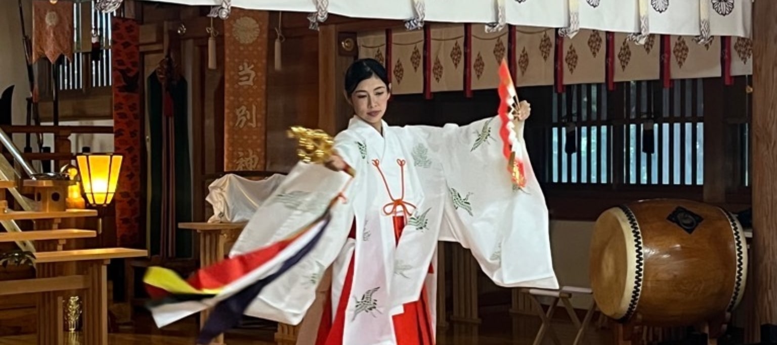 體驗穿著巫女服裝並參觀札幌附近的神社