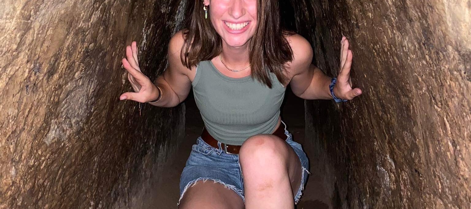 探索地下隧道。