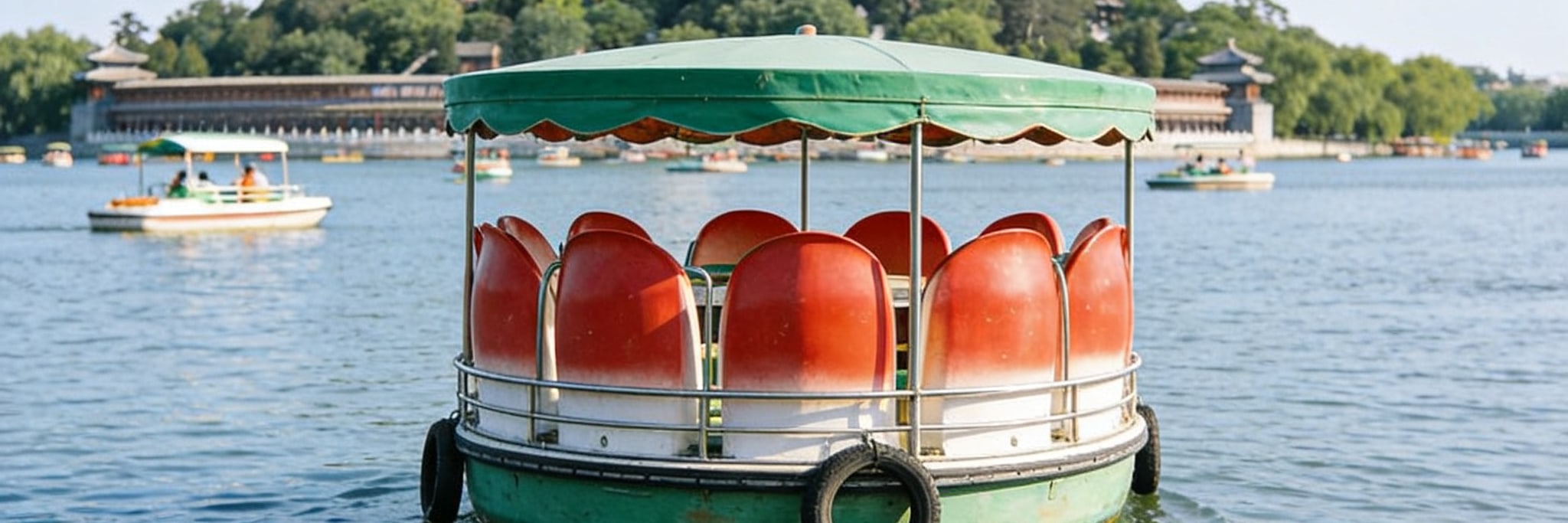 我們的下一站是北海公園. 您的導遊娓娓道來，將從遼代到明清時期的漫長曆史，化作一個個生動鮮活的片段，在你耳邊徐徐展開。
春季抵達北海公園，首先映入眼簾的便是一片金黃燦爛的迎春花，它們如同靈動的精靈，沿著湖邊、蜿蜒小徑肆意綻放。海棠花也不甘示弱，粉白相間的花朵緊緊簇擁在枝頭。
漫步於公園之中，導遊聲情並茂地講解著永安寺深厚的宗教文化，從寺廟的建築風格到宗教儀式的內涵, 以及白塔背後那些歷經歲月沉澱的歷史故事。在花卉的環繞與歷史文化的薰陶下，你將全身心沉浸在這座古老皇家園林獨一無二的魅力之中 。