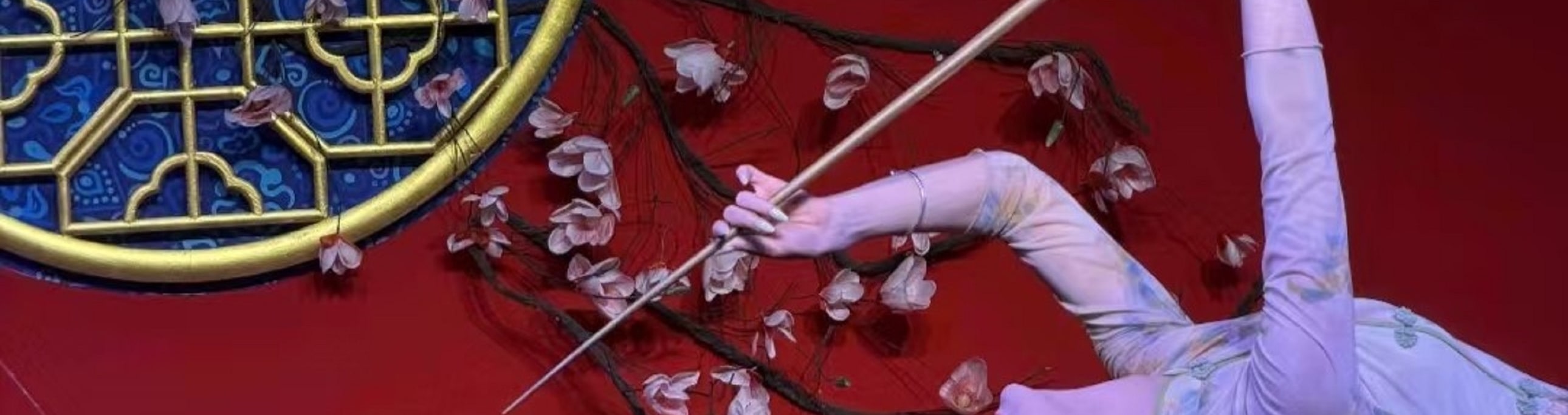 素衣舞者腰肢如柳,後仰成一道柔美的弧線,長柄銅壺高高舉過頭頂,水流精準落入案上瓷碗 素衣舞者腰肢如柳,後仰成一道柔美的弧線,長柄銅壺高高舉過頭頂,水流精準落入案上瓷碗