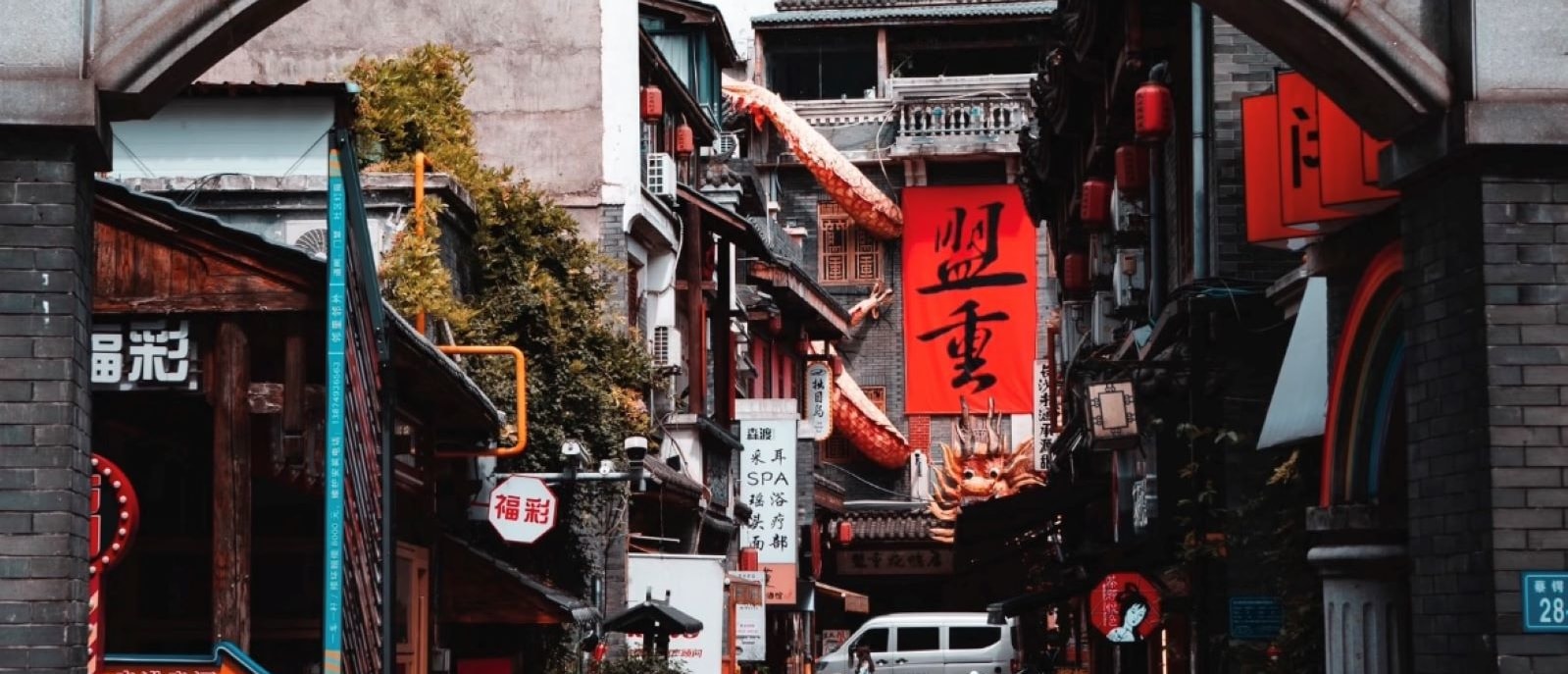 都正街，長沙的時光瑰寶，毗鄰天心閣。古韻老巷、黛瓦青牆，特色小吃齒頰留香，是體驗長沙歷史文化的好去處！而轉角處的網紅小店，又瞬間將你拉回現代，時尚與復古在這裡完美碰撞！