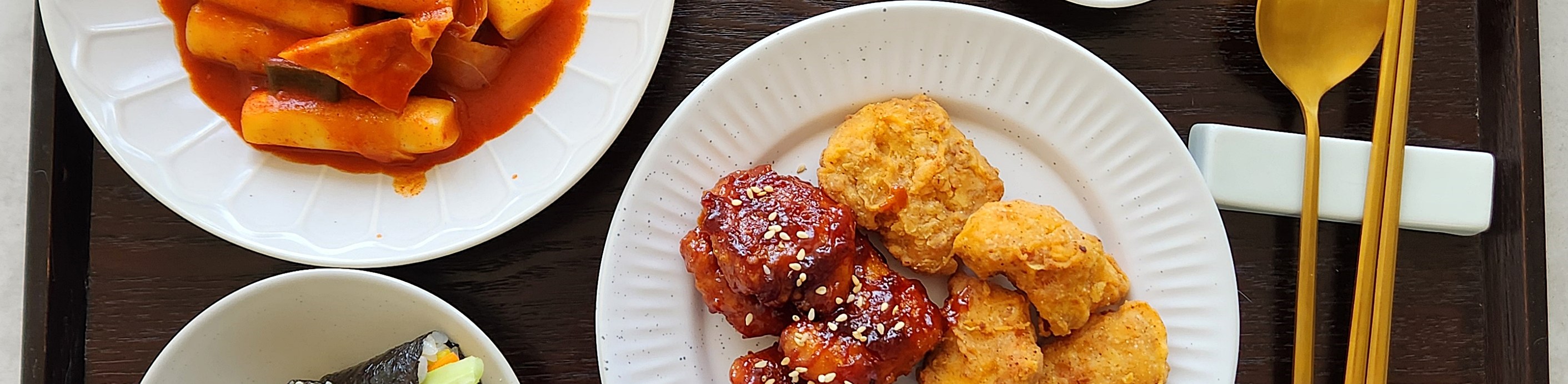 13:00 早午餐菜單，含炸雞、迷你紫菜包飯和辣炒年糕
