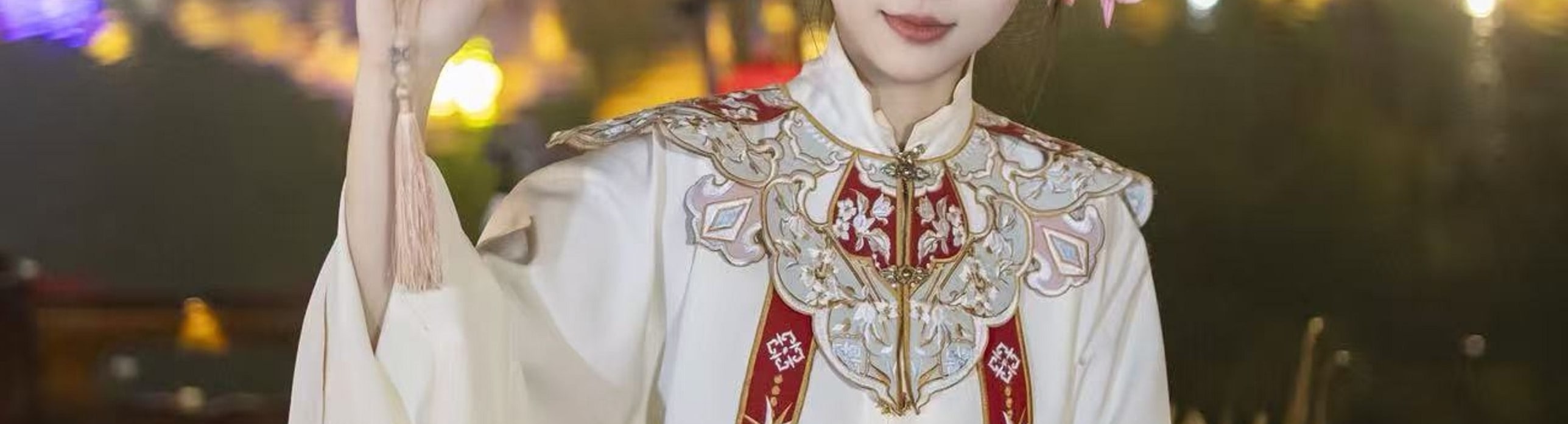 遠處城市的霓虹與暖黃燈光在水面暈開,暖光落在她的衣袂上,把國風雅緻與都市浪漫揉成了獨一份的氛圍感 遠處城市的霓虹與暖黃燈光在水面暈開,暖光落在她的衣袂上,把國風雅緻與都市浪漫揉成了獨一份的氛圍感
