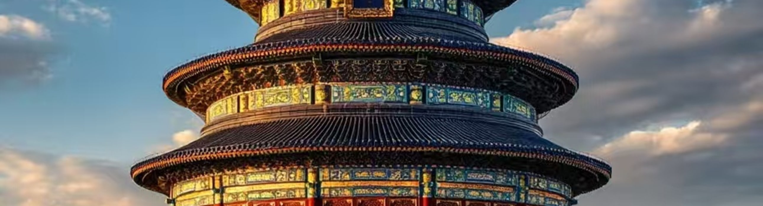 當夜幕降臨，燈光亮起，天壇那紅牆藍瓦的祈年殿在夜色中宛如天上宮闕，金色屋頂熠熠生輝，與藍色天空相互映襯，古老的建築在靜謐的夜晚訴說著歲月故事，散發著莊重、神秘又浪漫的獨特魅力，美輪美奐，令人陶醉