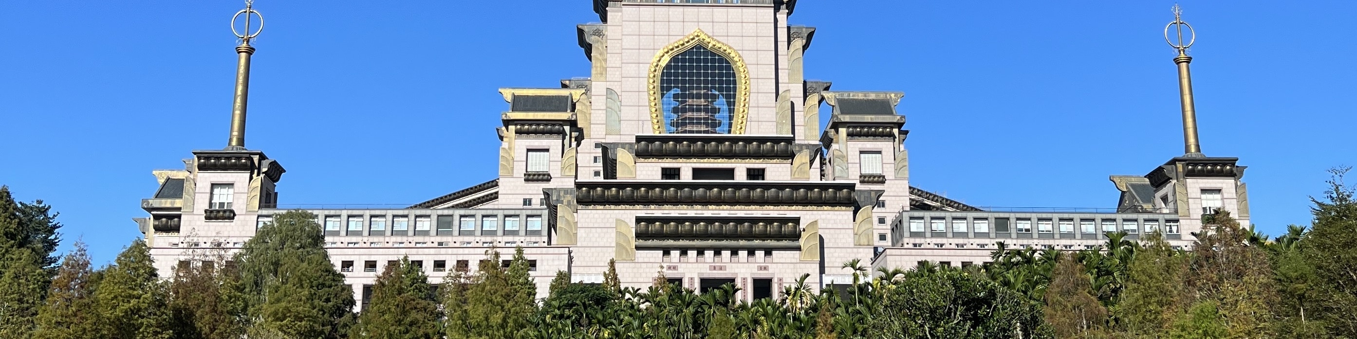 中台禪寺｜台灣最壯觀的現代佛寺建築，金頂與對稱視覺在藍天下格外震撼。寧靜、莊嚴、充滿禪意，是旅客最愛的 IG 必拍景。