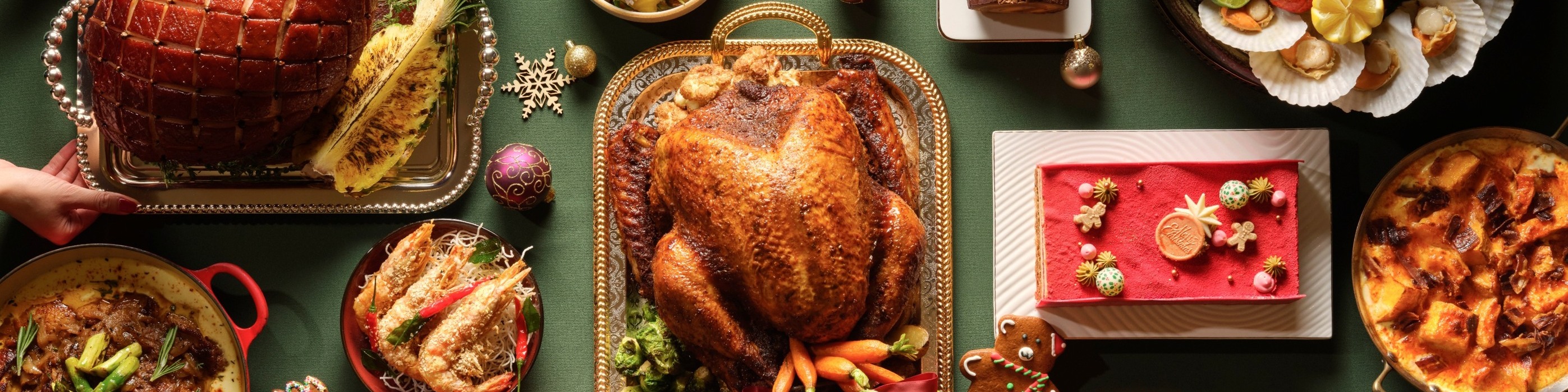 盡情享用美食和飲品,歡度佳節!品嚐豐盛的節日經典菜餚和新鮮烤肉,搭配各種配菜,以及各種國際和本地美食。誘人的節日甜點為美食之旅畫上甜蜜的句號。 盡情享用美食和飲品,歡度佳節!品嚐豐盛的節日經典菜餚和新鮮烤肉,搭配各種配菜,以及各種國際和本地美食。誘人的節日甜點為美食之旅畫上甜蜜的句號。