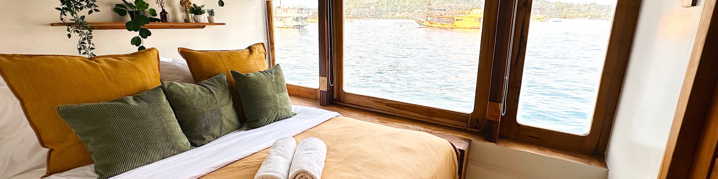 BOAT 2 - Private Cabin with Panoramic Windows and private bathroom, we have a total of 2 cabins BOAT 2 - Private Cabin with Panoramic Windows and private bathroom, we have a total of 2 cabins