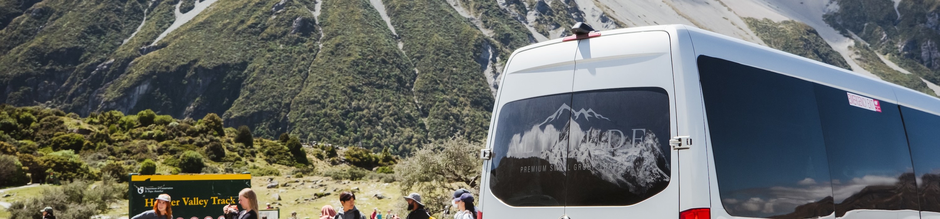 可選擇在庫克山村周邊徒步，包括胡克谷步道
