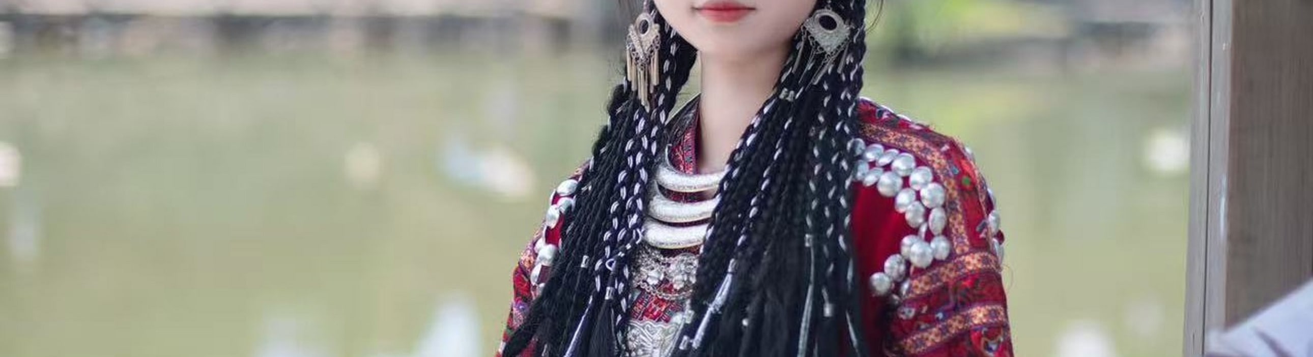 臨水的木廊邊,紅銀交織的苗族盛裝在水光裡格外鮮亮 臨水的木廊邊,紅銀交織的苗族盛裝在水光裡格外鮮亮