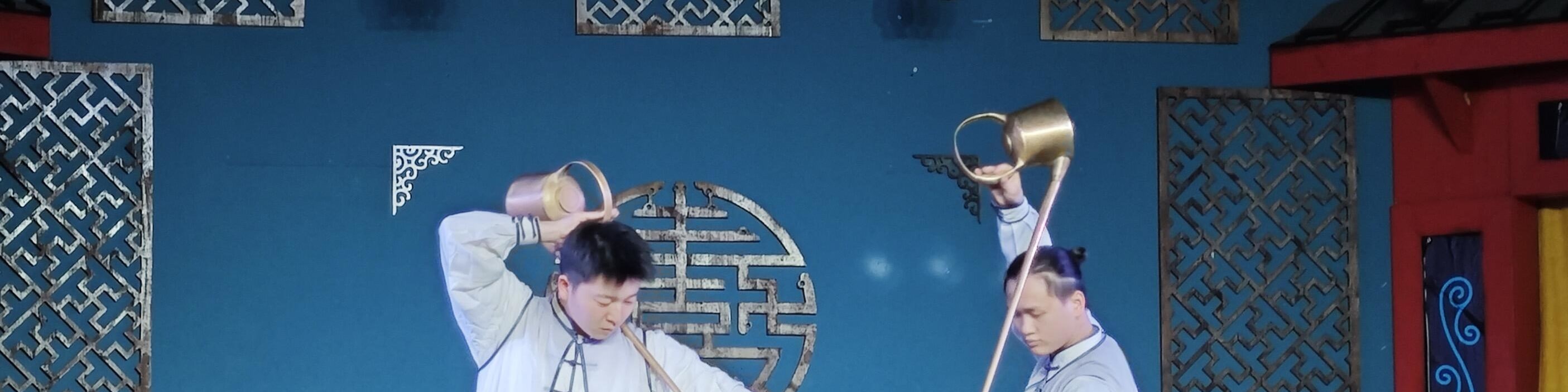 The long-spouted teapot jumps flexibly in the hands of the actors, and they can also pour tea for everyone at their seats, allowing you to experience the charm of old Chengdu covered bowl tea🍵