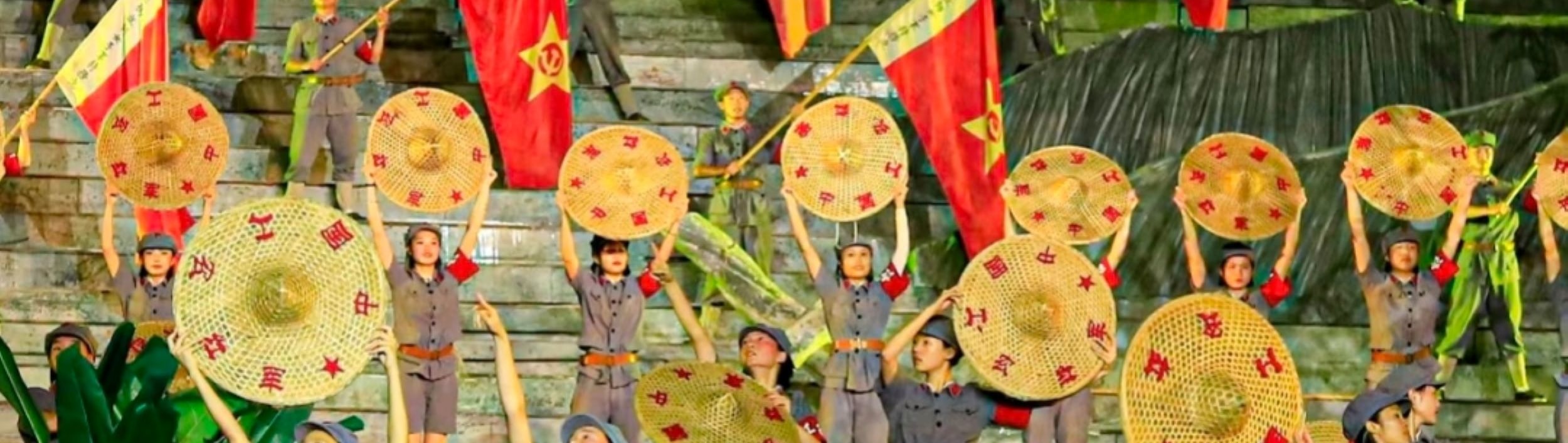 草帽綴標語、紅旗列陣，演員昂揚造勢，彰娘子軍的信仰與團結