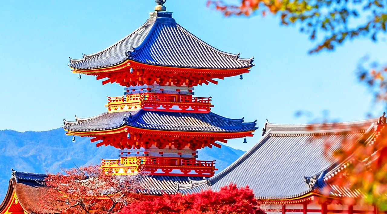 清水寺是京都最具代表性的世界遺產，以「清水舞臺」懸空木結構聞名。