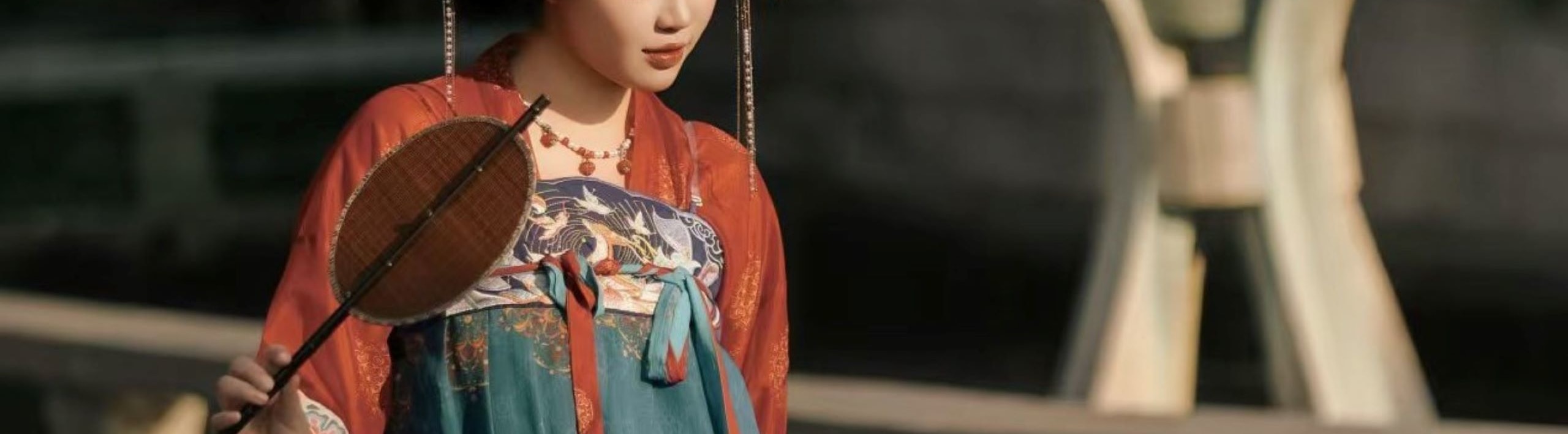 衣物上的刺繡、印花，還是各類配飾的做工，都精緻到了極點，針腳細密均勻，圖案栩栩如生，處處都體現著對傳統服飾文化的尊重與傳承