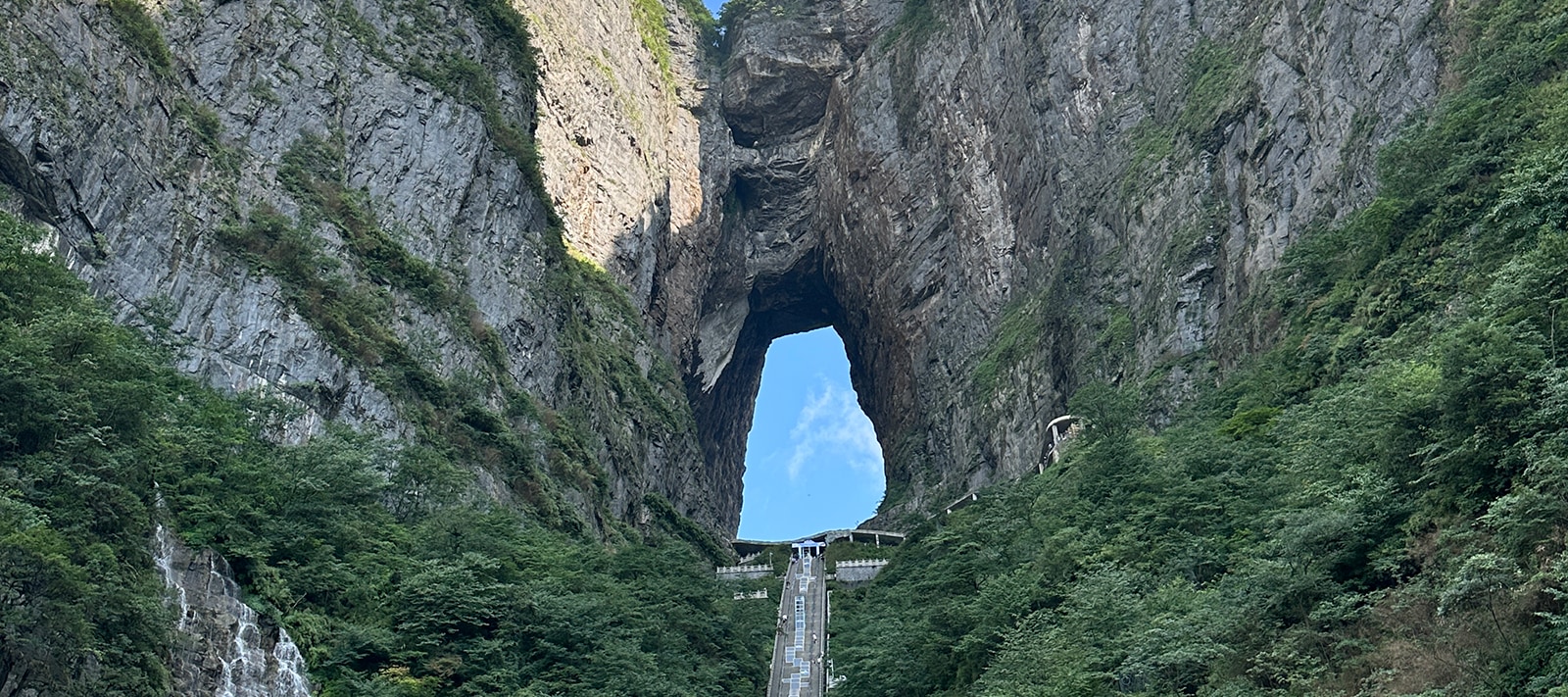 天門山因自然奇觀“天門洞”而得名。遊覽天門山時，乘坐長達7455米的索道，你可以在纜車中俯瞰腳下的盤旋在峭壁之間的通天大道和山中美景。膽大的還可以走一走貼壁懸空的玻璃棧道，體驗凌空行走的刺激。天門山距離張家界城區僅8公里，山中的天門洞是天然穿山溶洞，當地民眾認為從這裡可以直達天庭。
天門山景區分為ABC三條線路遊覽（A線、B線、C線三條線路遊覽景點相同，只是遊覽順序不一樣，A線是乘大索道上山快線索道下山，B線是乘快線索道上山大索道下山，C線是乘快線索道往返不乘坐大索道），我們優先安排A/B線出行，不能指定