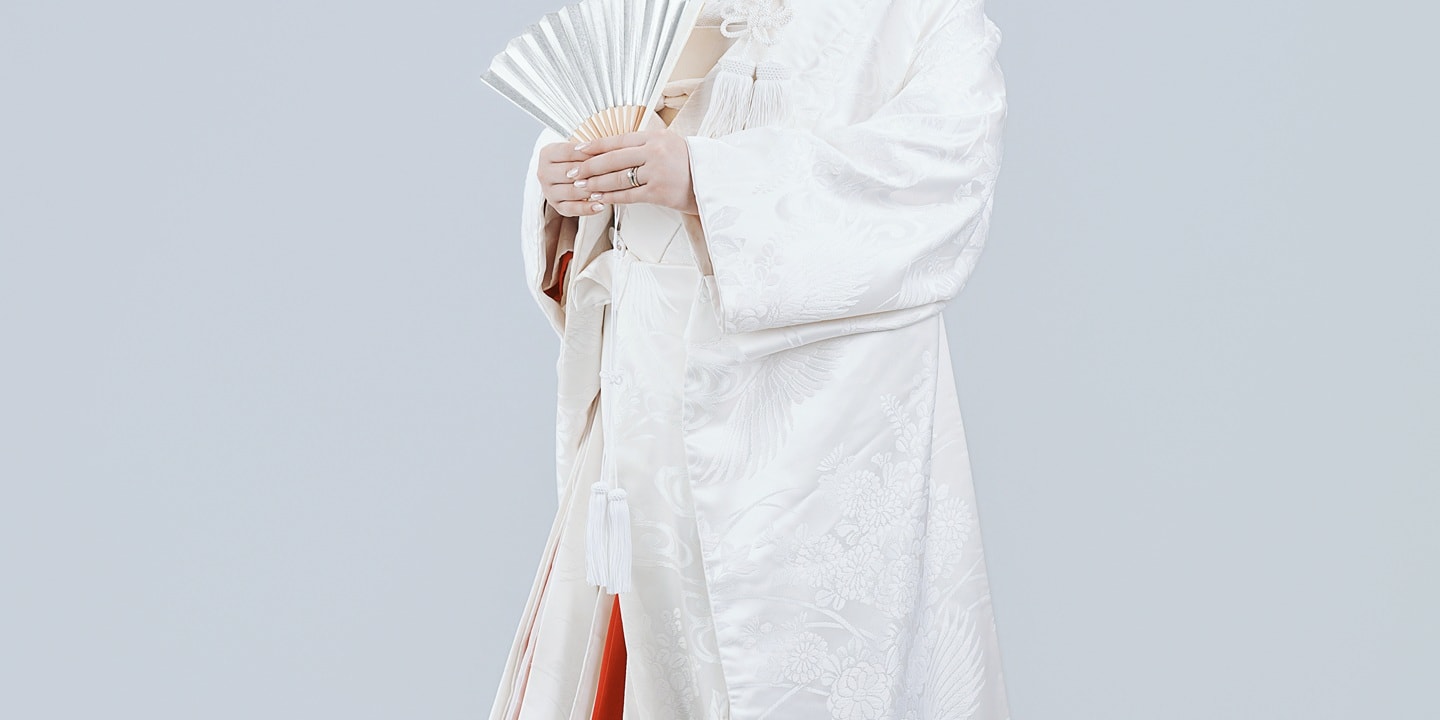 身穿象徵純潔的雪白傳統婚禮和服,可以拍攝高級又高雅的照片。 身穿象徵純潔的雪白傳統婚禮和服,可以拍攝高級又高雅的照片。