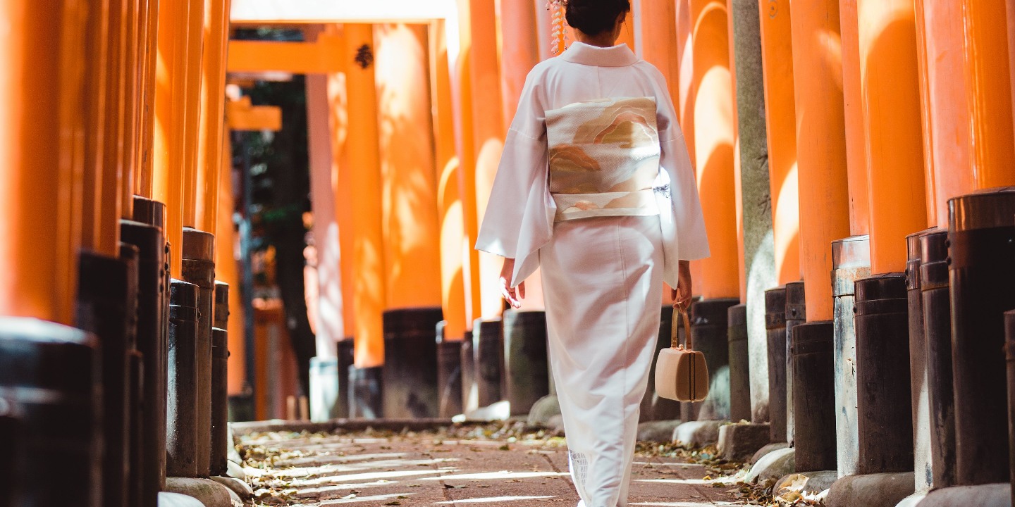 伏見稻荷大社(Fushimi Inari Taisha) - 標誌性神社,擁有數千座硃紅色鳥居。僅適合一般和服攝影(不允許穿婚紗和結婚和服)。 伏見稻荷大社(Fushimi Inari Taisha) - 標誌性神社,擁有數千座硃紅色鳥居。僅適合一般和服攝影(不允許穿婚紗和結婚和服)。