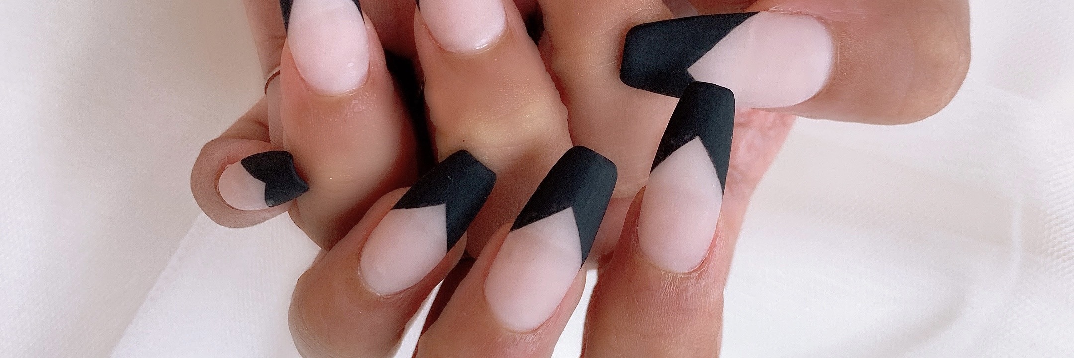 專精頂級凝膠延甲及客製美甲設計,您的指尖值得最好的呵護。 專精頂級凝膠延甲及客製美甲設計,您的指尖值得最好的呵護。