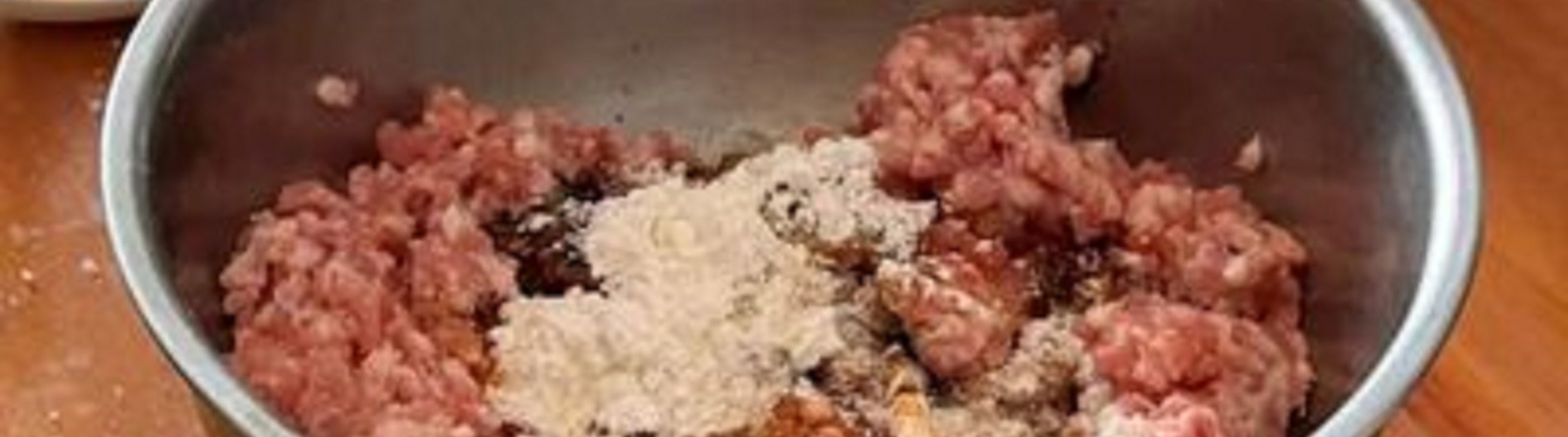 肉餡與調料在盆中交融，筷子輕拌間，滿是手工製作的菸火與誠意
