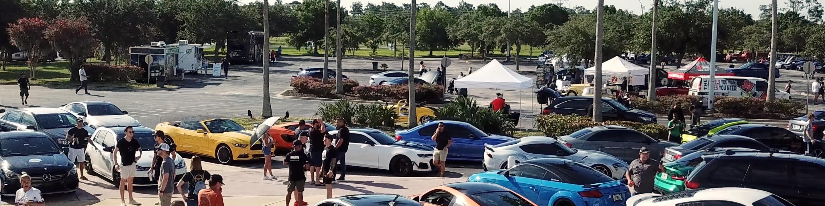 在博物館外欣賞一排排經典而充滿異域風情的汽車，感受色彩繽紛的歡迎儀式