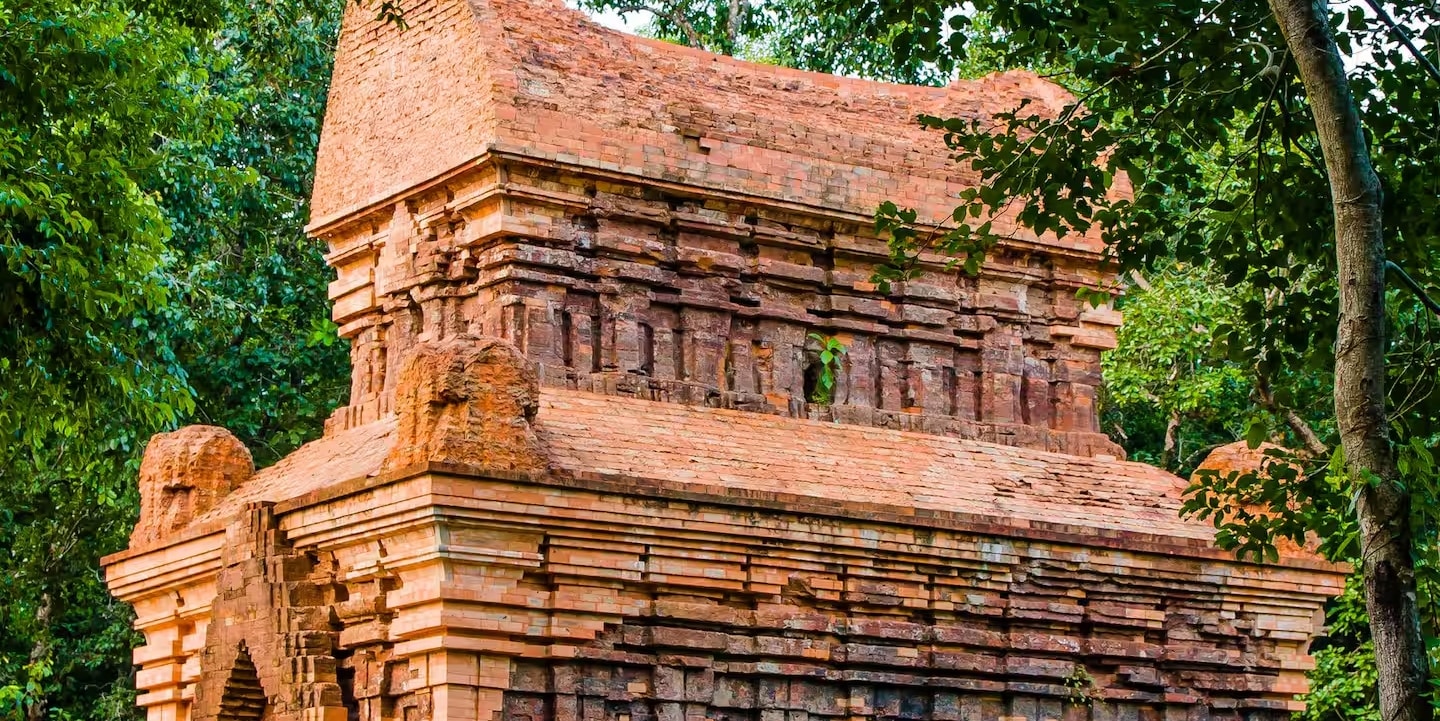 Many researchers of the ancient Cham towers at My Son Sanctuary have observed that the architectural art of these towers represents a fusion of various styles