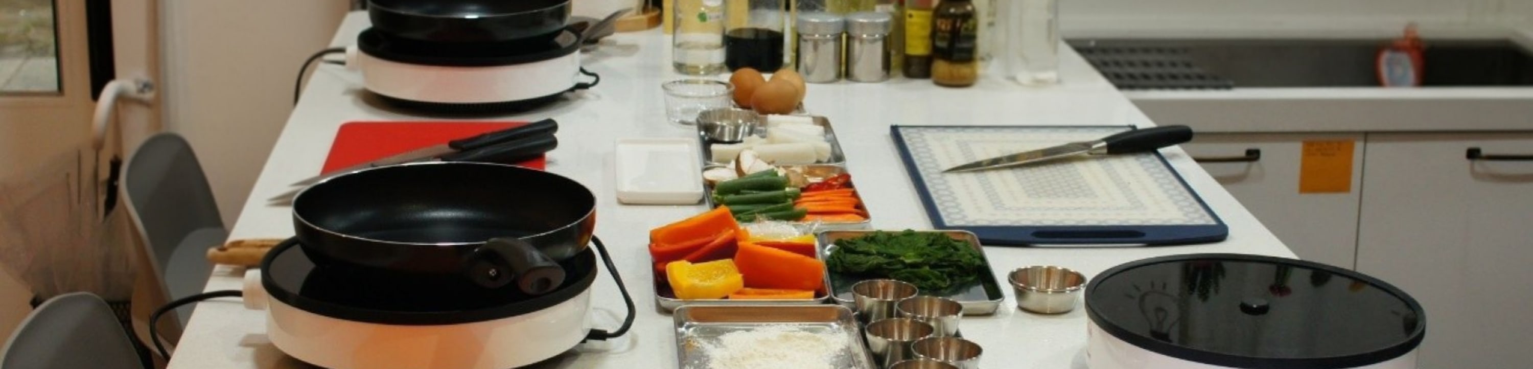 一個乾淨且準備就緒的烹飪臺，等待您親手製作紫菜包飯。