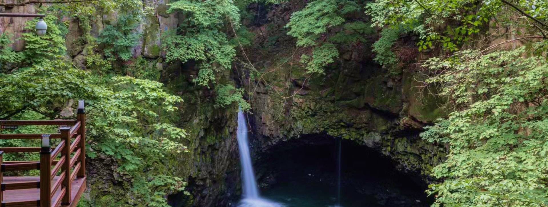 鴿子楠府瀑布（Pigeon Nang Waterfall）是一顆隱藏的寶石，四周環繞著鬱鬱蔥蔥的懸崖，翠綠色的水流入涼爽的天然水池。這個名字來源於瀑布周圍的洞穴，這些洞穴曾經是野生鴿子的棲身之所，增添了一絲童話般的魅力。