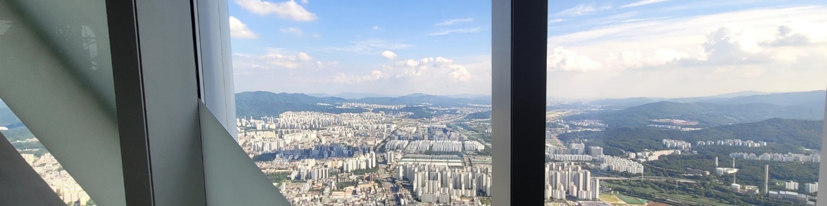 🏙️ 首爾樂天世界塔（樂天世界塔）
在韓國最高的觀景臺——首爾樂天世界塔，從555米高空俯瞰首爾

登上555公尺首爾Sky觀景臺，俯瞰全市絕美景色

高さ555mのソウルスカイ展望臺から絶景を一望！“Seoul from Above✨ Panoramic City Views at Seoul Sky”
