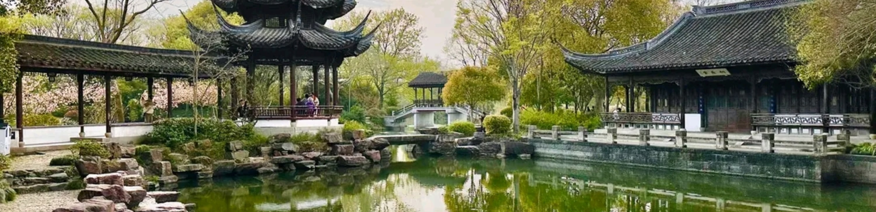 周邊綠樹環繞,天空中雲層密佈,營造出靜謐、雅緻的中式氛圍,彷彿一幅靈動的水墨畫 周邊綠樹環繞,天空中雲層密佈,營造出靜謐、雅緻的中式氛圍,彷彿一幅靈動的水墨畫