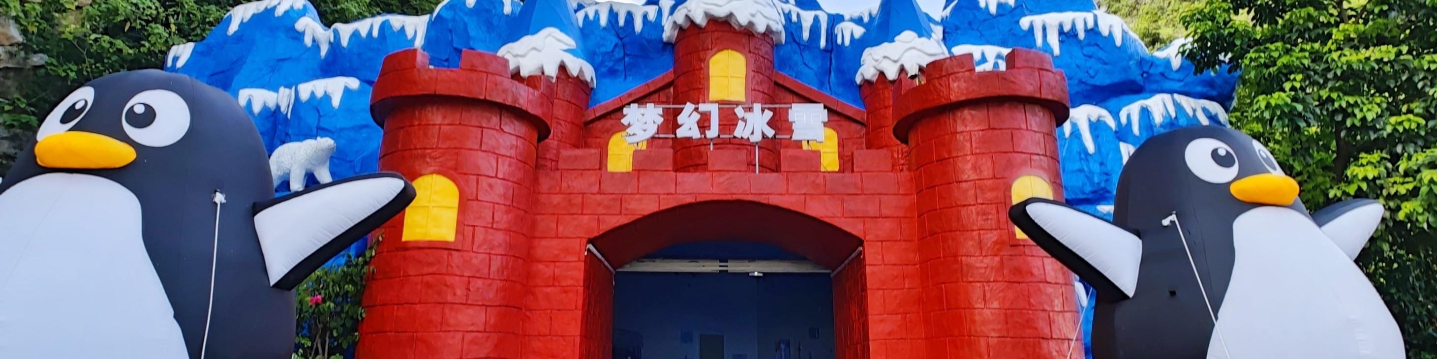 峰林曉鎮・飄雪樂園，在滿眼翠綠的峰林田園裡，一鍵切換冰雪世界，**人工飄雪 + 冰雕場景**，在南方不用遠行就能玩雪、拍雪景大片，特別適合小朋友。室溫很低，進去就是冰涼反差，有飄雪效果、冰雕打卡點、小型雪滑梯。