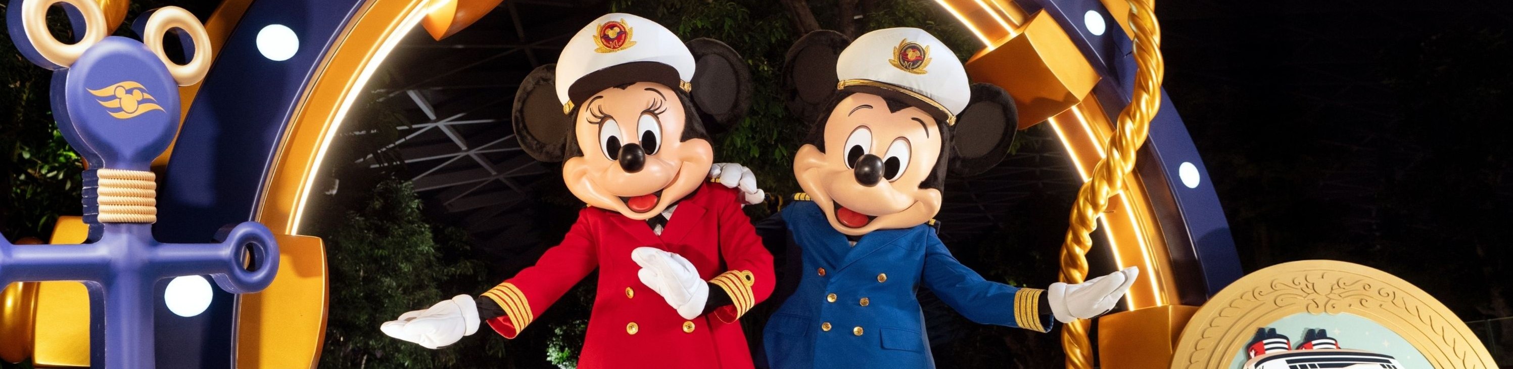 通過米奇船長和米妮船長的綠雕，捕捉公海的精神